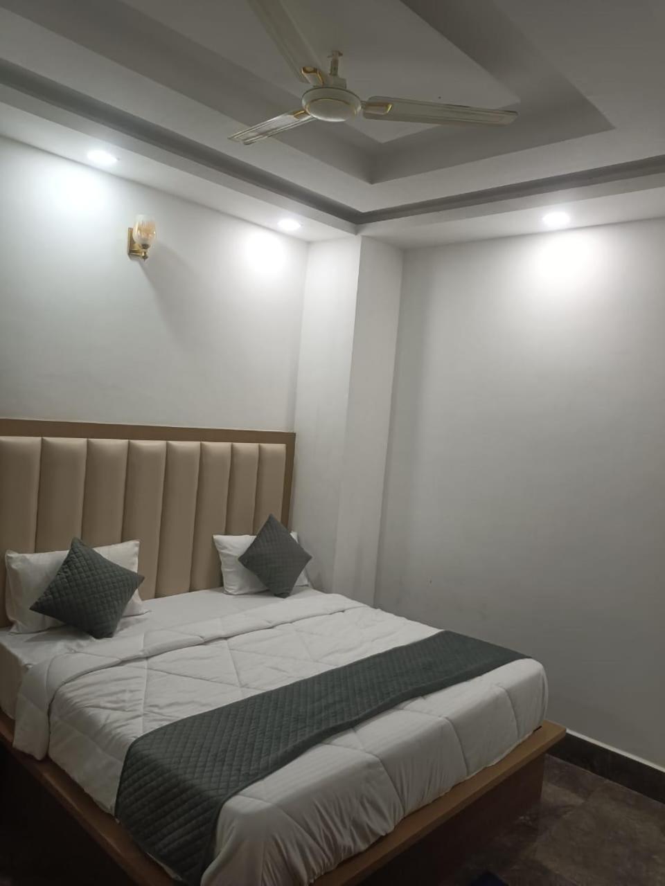 Hotel Golden Door Mathura Extérieur photo
