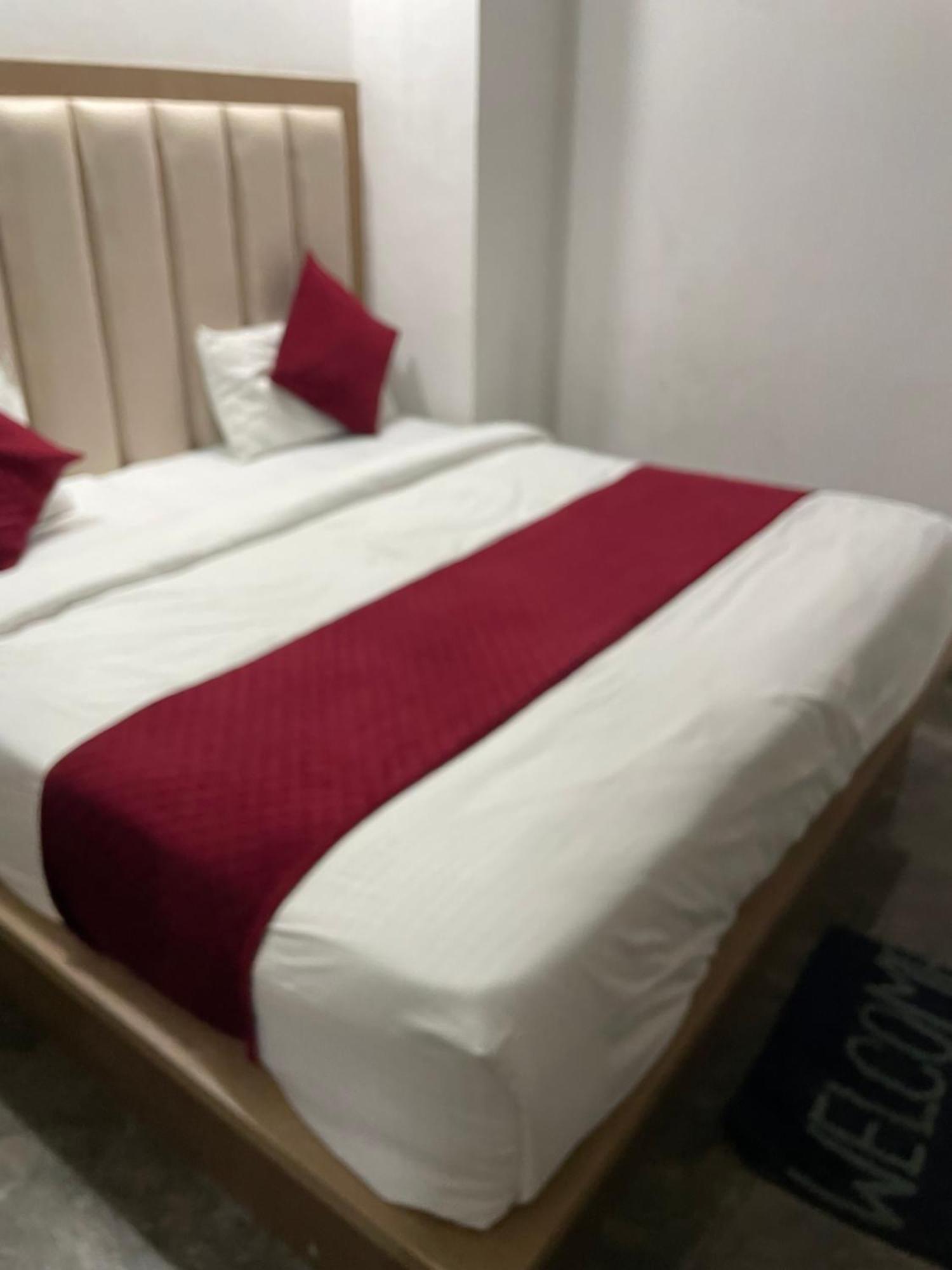 Hotel Golden Door Mathura Extérieur photo
