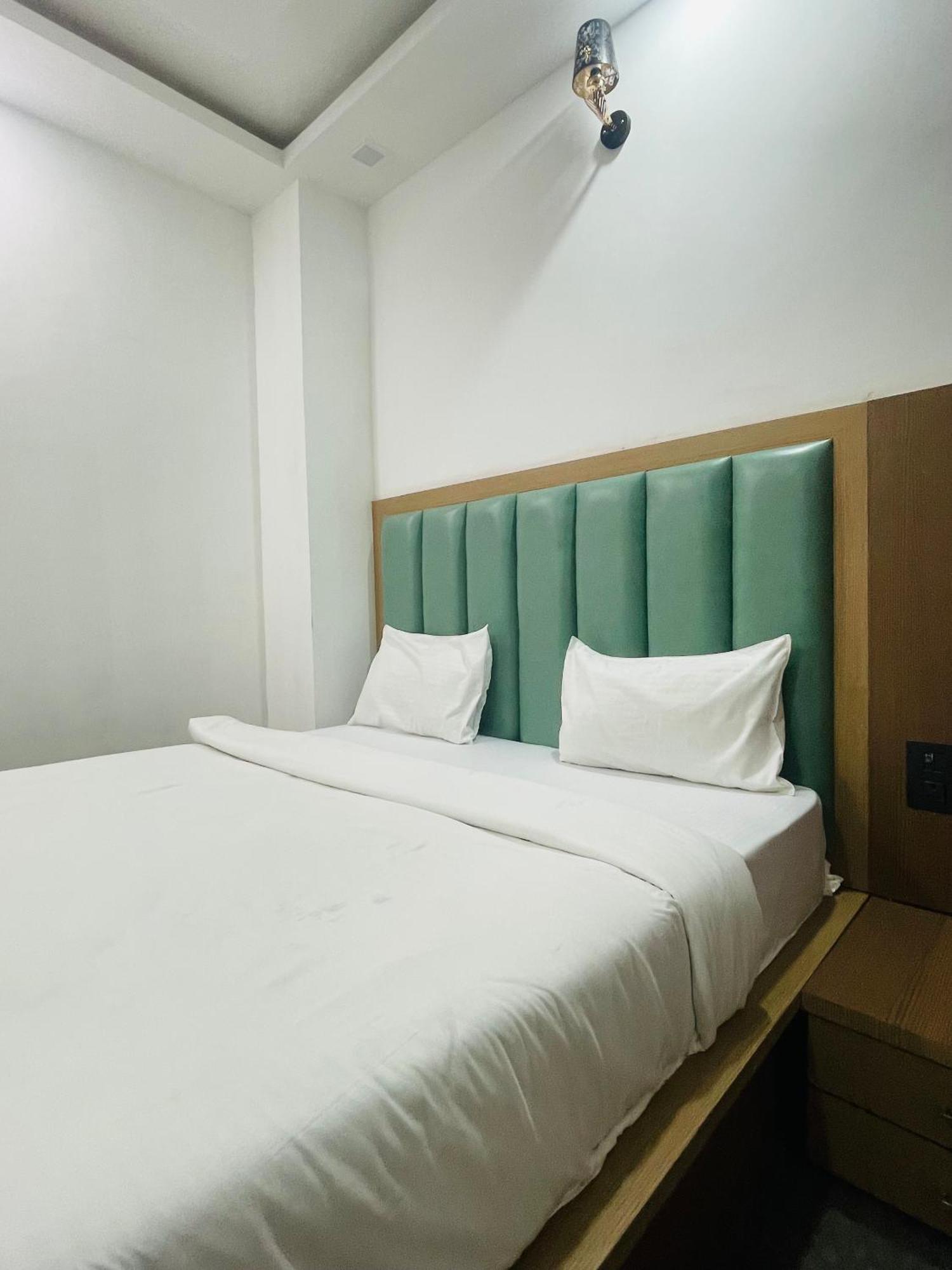 Hotel Golden Door Mathura Extérieur photo